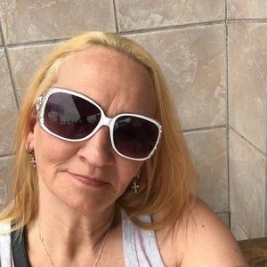 Meet your Posher, Crystal